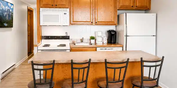 Image 4: Fully-equipped kitchen
