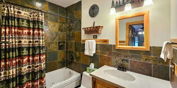 Image 4: Ensuite with jacuzzi tub