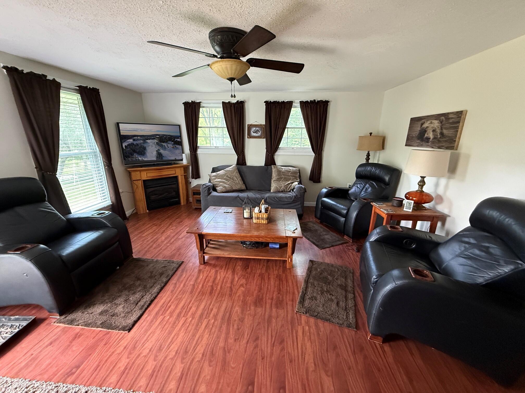 Image 2: livingroom