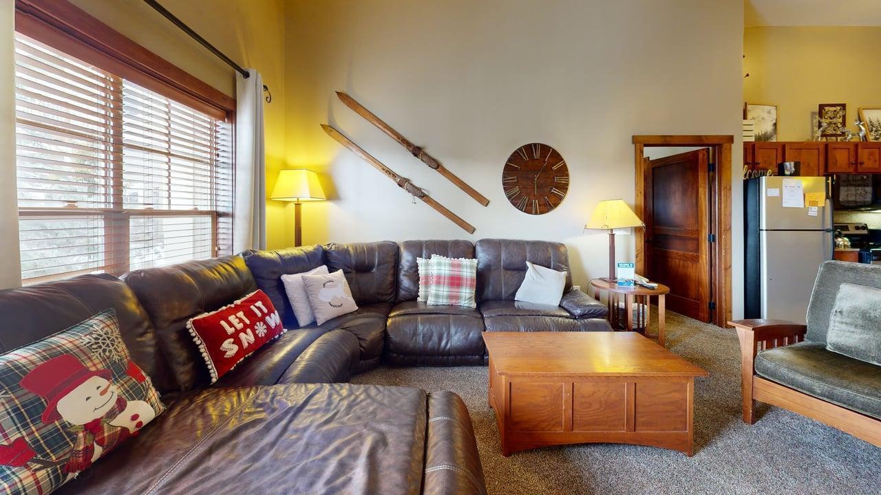 Image 4: SEL-107-Living-Room 1