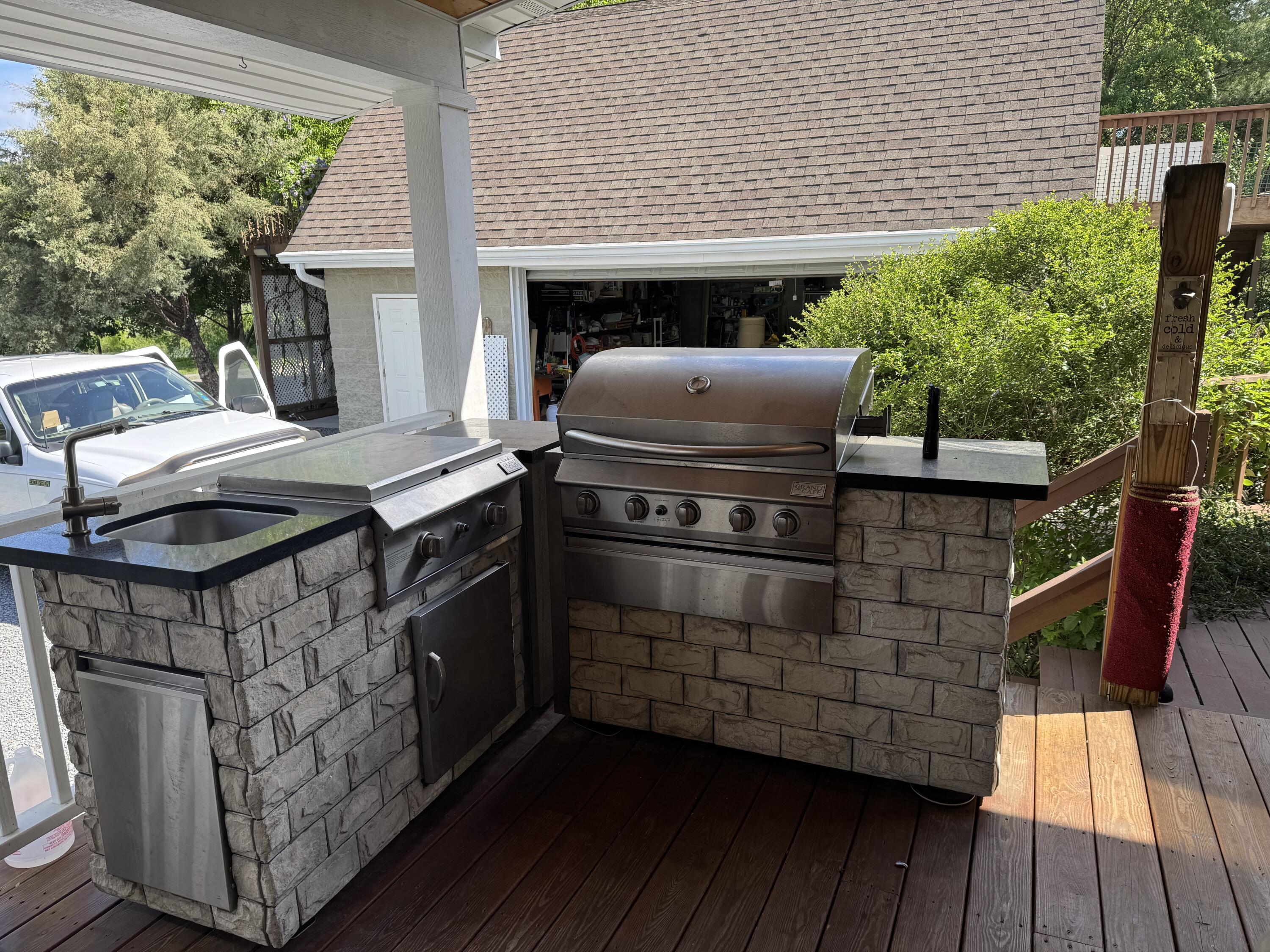 Image 4: Outdoor Kitchen -228