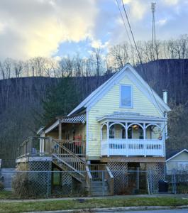 213 Railroad Ave
