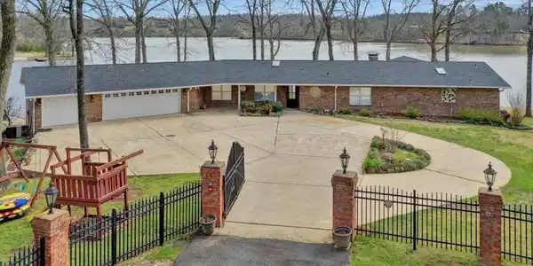 164 RIVERSIDE Drive