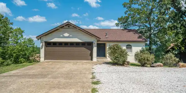 1411 LAKESHORE Drive