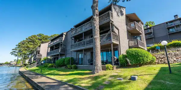 200 HAMILTON OAKS