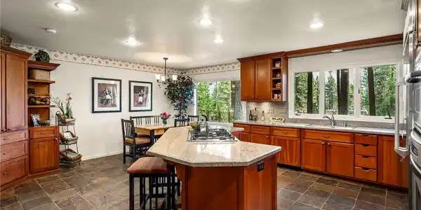Image 4: Kitchen