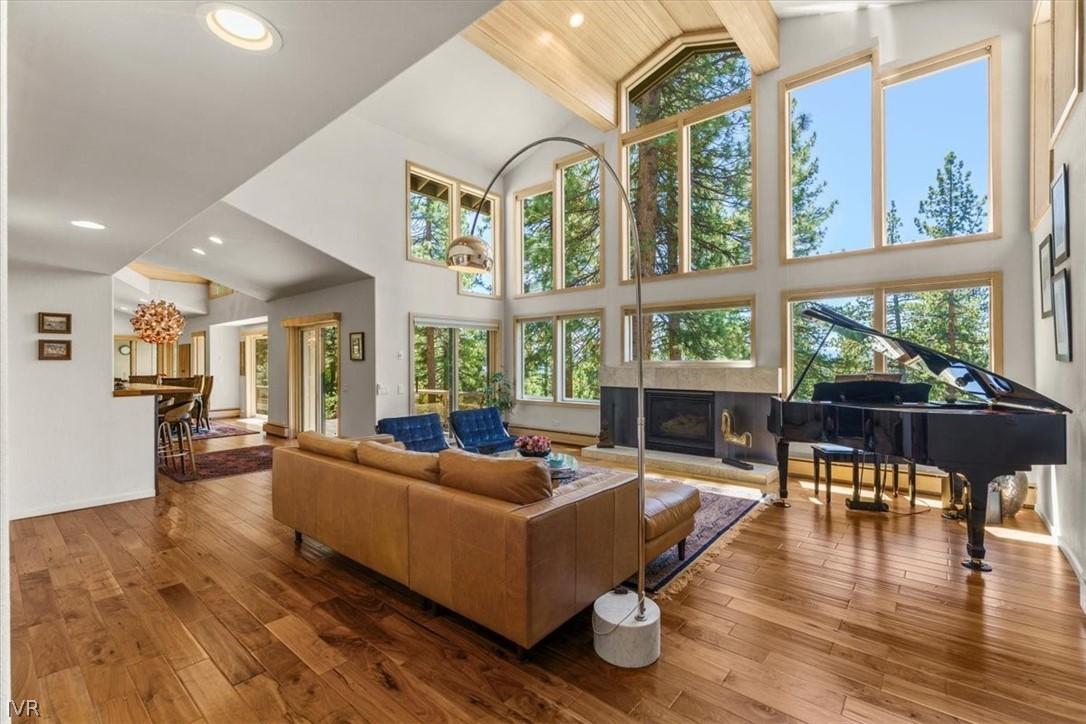 Image 3: Living Room