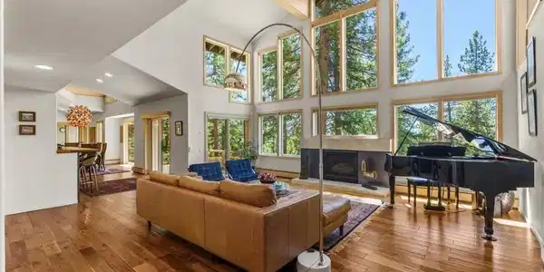 Image 3: Living Room