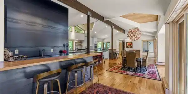 Image 4: Wet bar
