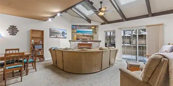 Image 4: Living Room