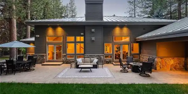 Image 4: Exterior Rear / Patio