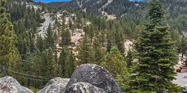 Image 4: Panoramic Diamond Peak ski views from the Great Ro
