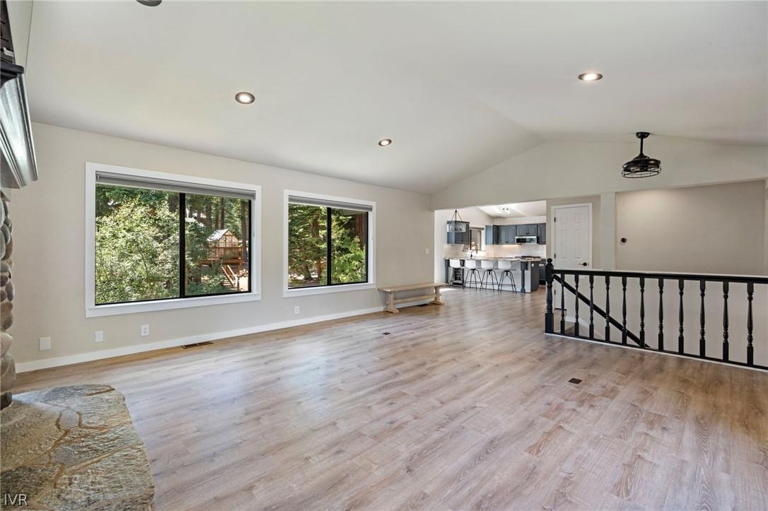 Image 4: Main living area