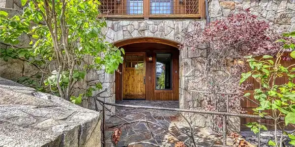 Image 4: Front Entrance