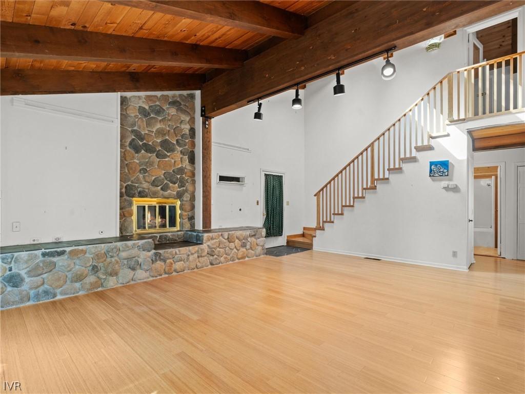 Image 1: Living Room & Entry