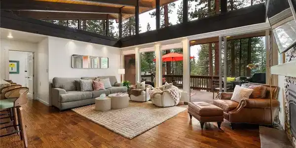 Image 4: Living Room