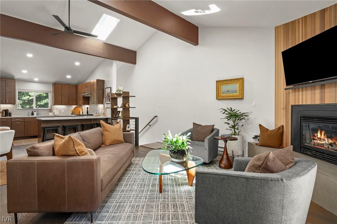 Image 3: Living Room