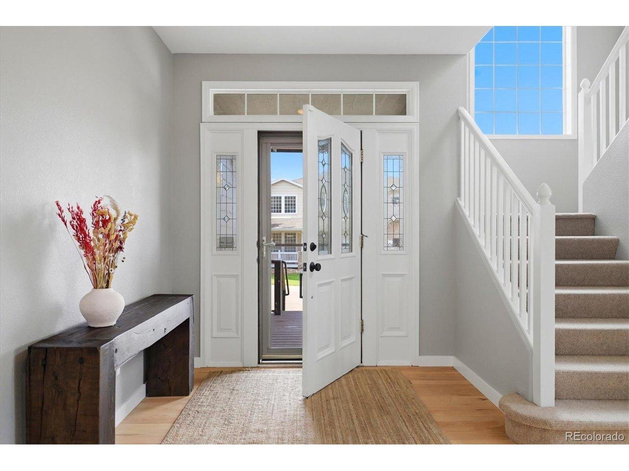 Image 2: Bright and spacious entry way. Image 2: Bright and spacious entry way.