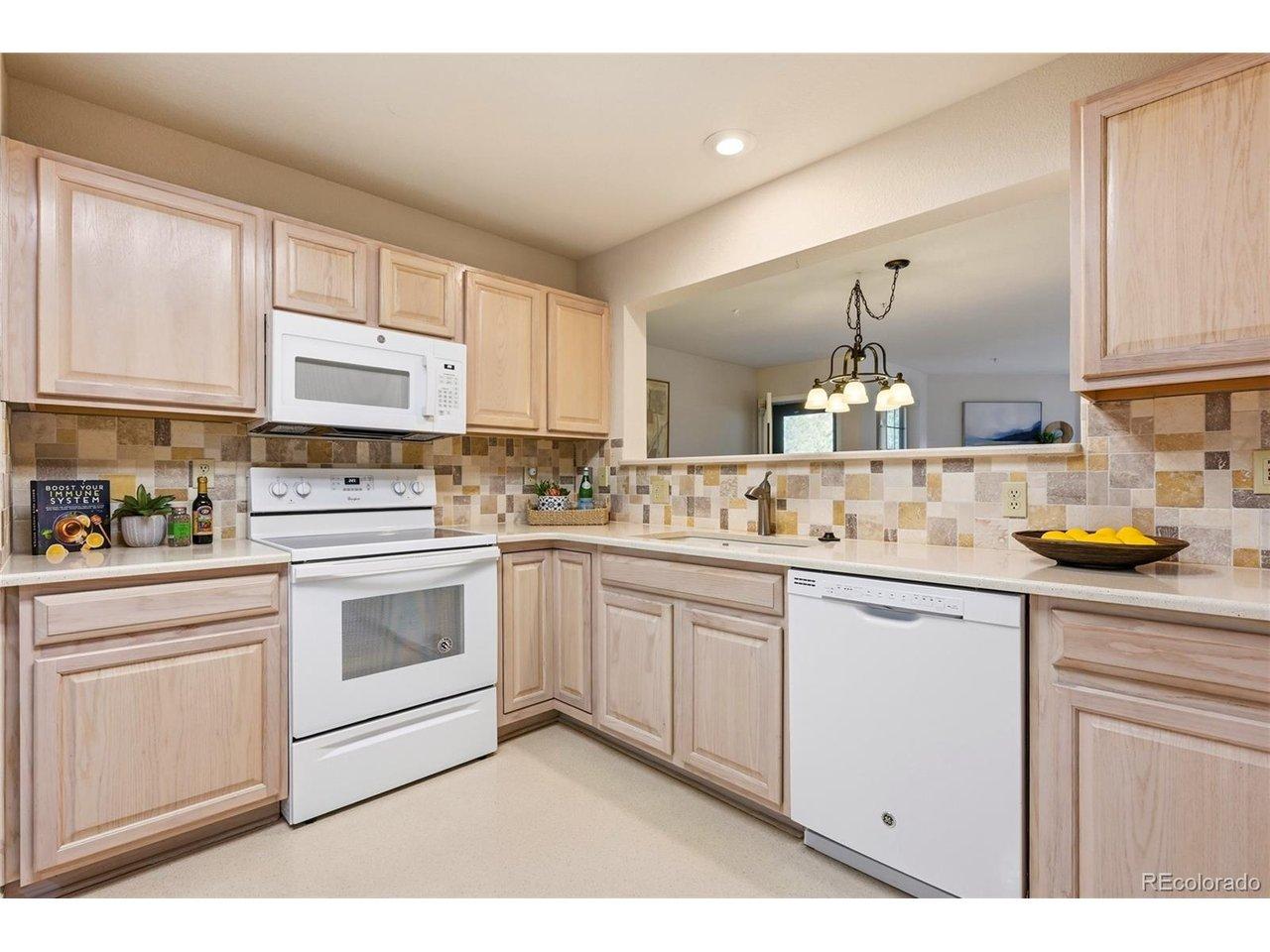 Image 4: Extra large eat-in kitchen Image 4: Extra large eat-in kitchen