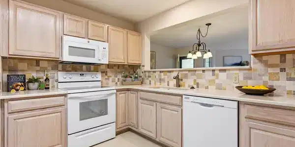 Image 4: Extra large eat-in kitchen
