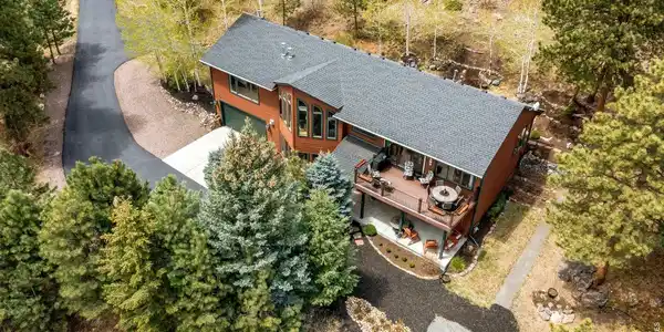 Image 2: Gorgeous trees surround this stunning property Image 2: Gorgeous trees surround this stunning property