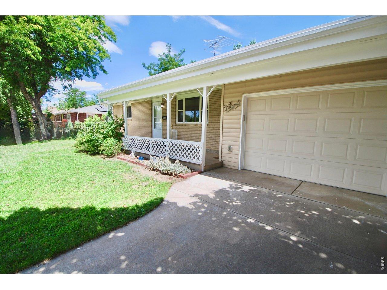 Image 3: Front Garden. Extra Wide Driveway Image 3: Front Garden. Extra Wide Driveway