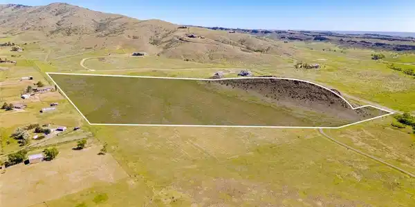 Image 3: With 35 acres of usable land and dramatic natural features, the possibilities are as expansive as the views themselves. Image 3: With 35 acres of usable land and dramatic natural features, the possibilities are as expansive as the views themselves.