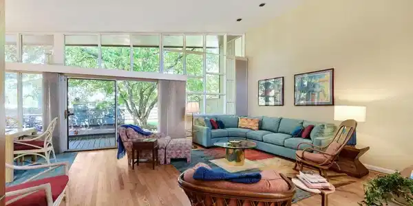 Image 2: A wall of glass brings the outdoors into everyday living. Image 2: A wall of glass brings the outdoors into everyday living.