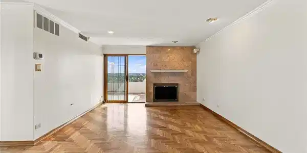 Image 3: Living area