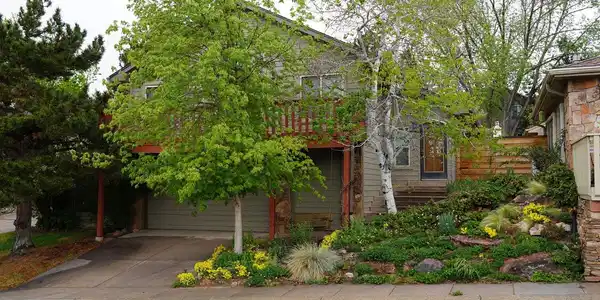 Image 2: Front yard and fountain Image 2: Front yard and fountain