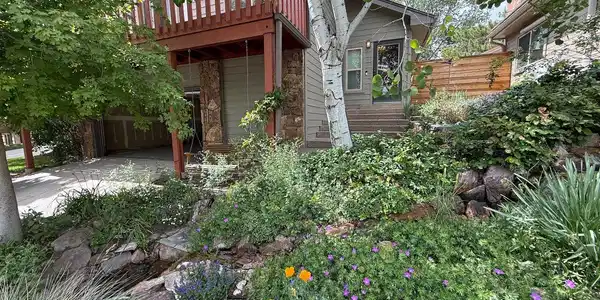 Image 4: Front yard and fountain Image 4: Front yard and fountain