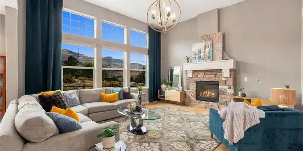 Image 4: Bright Family Room with Expansive Views Image 4: Bright Family Room with Expansive Views