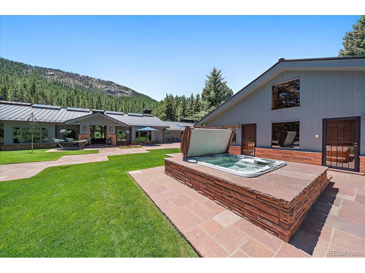 Image 3: Back courtyard area/Hot Tub built in Image 3: Back courtyard area/Hot Tub built in