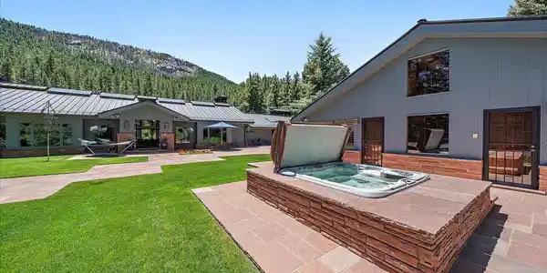 Image 3: Back courtyard area/Hot Tub built in Image 3: Back courtyard area/Hot Tub built in