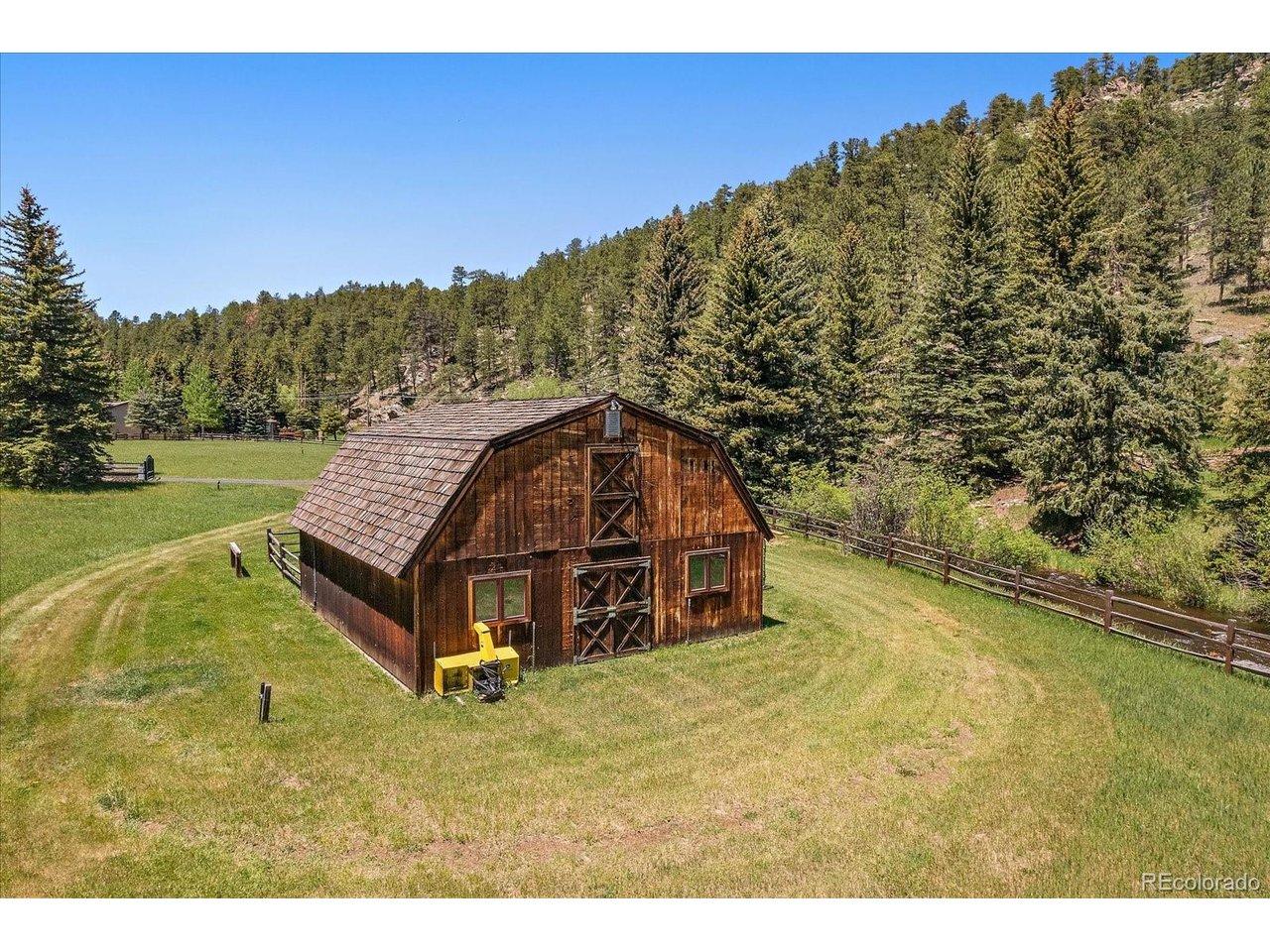 Image 4: 5 stall barn with tack room and hay loft Image 4: 5 stall barn with tack room and hay loft