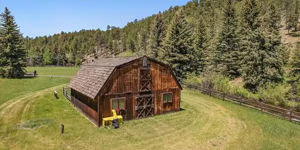 Image 4: 5 stall barn with tack room and hay loft Image 4: 5 stall barn with tack room and hay loft