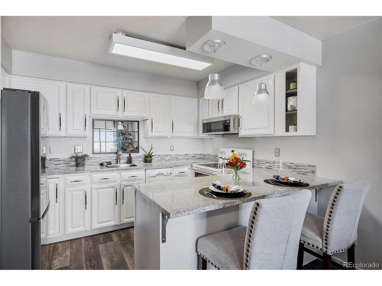 Image 4: Modern eat-in kitchen. Image 4: Modern eat-in kitchen.