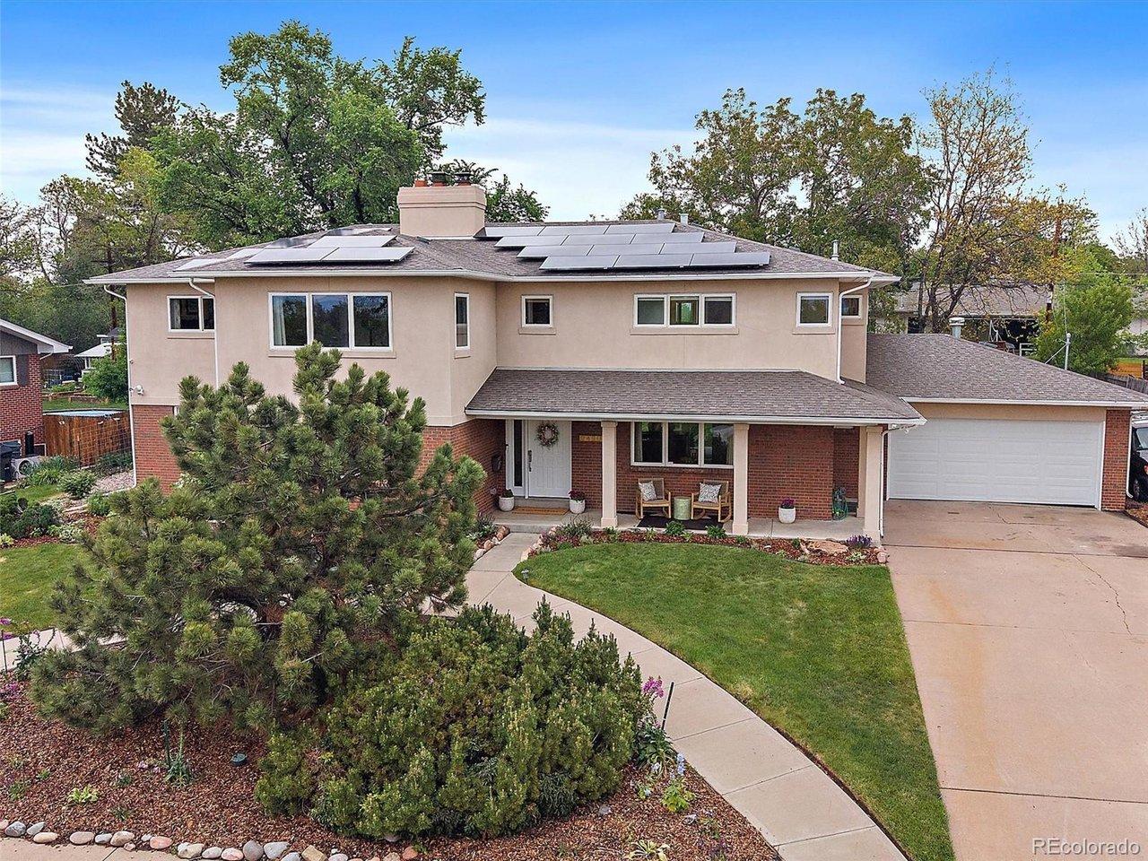 Image 2: Beautiful landscaped frontyard