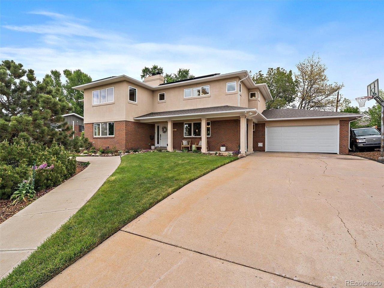 Image 3: Front yard with plenty of driveway parking