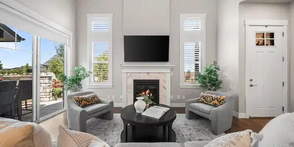 Image 3: High ceilings, hardwood flooring, and abundant natural light Image 3: High ceilings, hardwood flooring, and abundant natural light