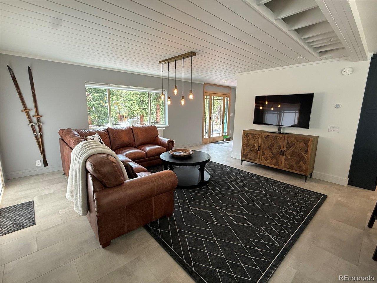 Image 4: Living Room