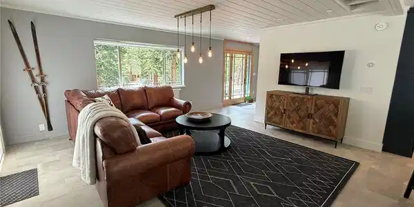 Image 4: Living Room Image 4: Living Room