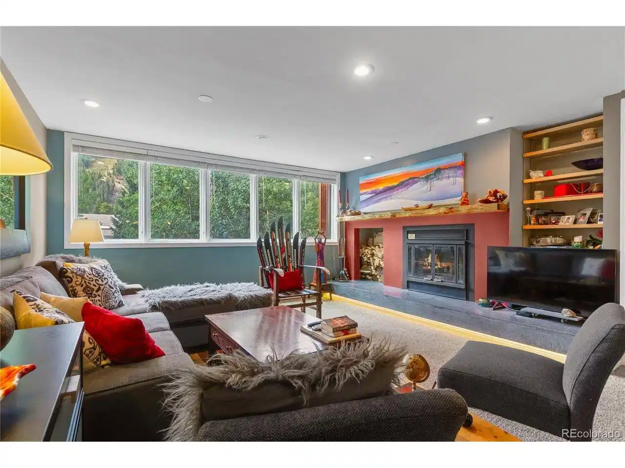 Image 1: Very lraeg studio with views of the ski area.