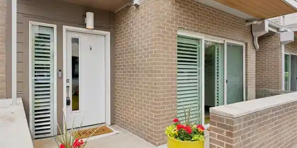 Image 4: Desirable south facing corner unit Image 4: Desirable south facing corner unit