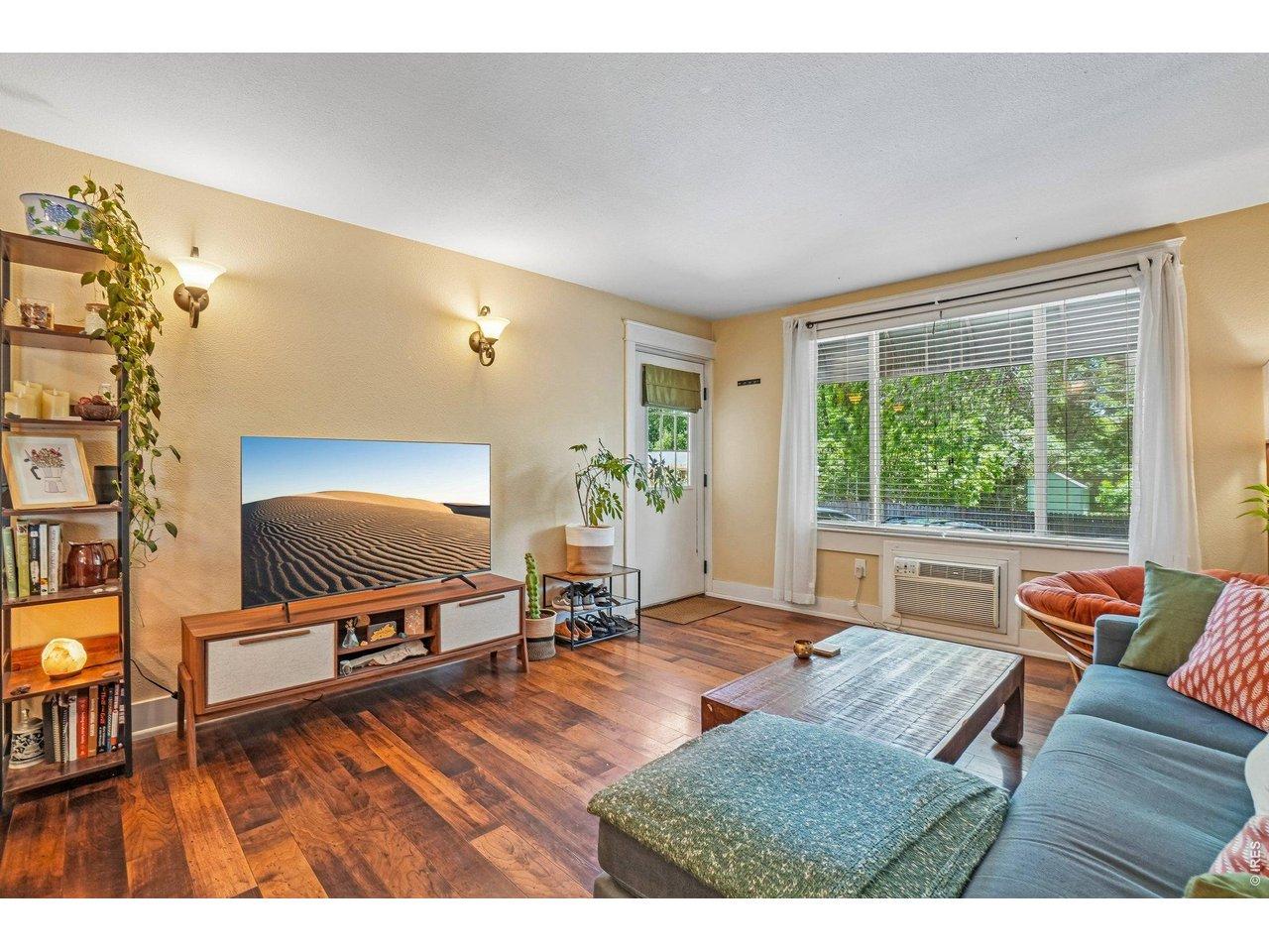 Image 4: Large Living Room