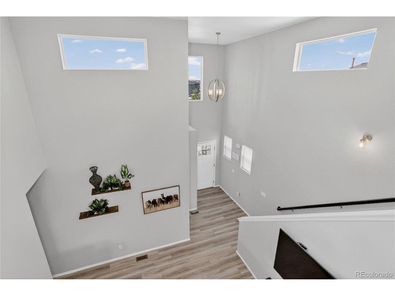 Image 2: Vaulted ceiling brings in lots of natural light Image 2: Vaulted ceiling brings in lots of natural light