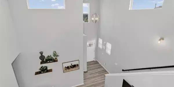 Image 2: Vaulted ceiling brings in lots of natural light Image 2: Vaulted ceiling brings in lots of natural light