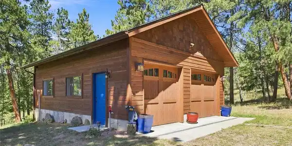 Image 2: Heated detached garage Image 2: Heated detached garage