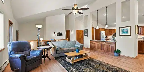 Image 4: Vaulted ceiling and Open Concept entertaining Image 4: Vaulted ceiling and Open Concept entertaining