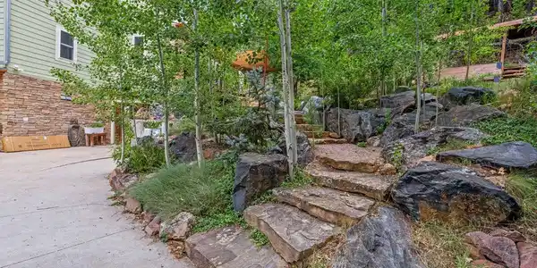 301 Valley Ln